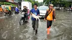 Petugas Dinas Kebersihan DKI menangkap seekor biawak yang terbawa banjir di kawasan Kemang, Jakarta Selatan, akibat luapan air Kali Krukut, Selasa (4/10). Biawak sepanjang 2 meter muncul dari saluran air. (Liputan6.com/Gempur M Surya)