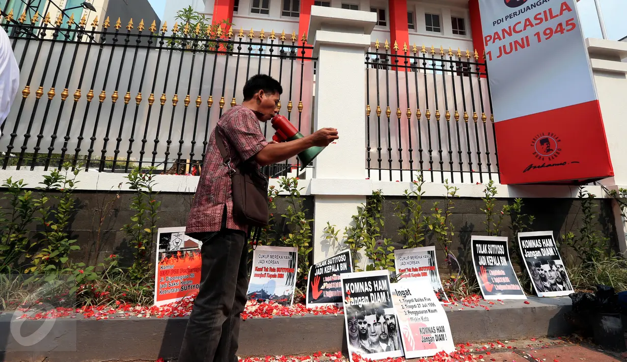 Seorang lelaki berorasi di depan Gedung DPP PDI-P, Jakarta (22/6/2015). Mereka menolak Sutiyoso sebagai Kepala BIN karena dianggap terlibat dalam kerusuhan 27 Juli 1996. (Liputan6.com/JohanTallo)