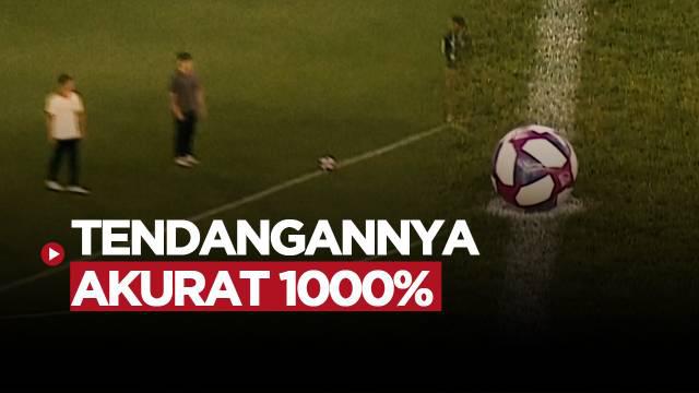 Berita video momen seorang pria menendang bola dari area kotak penalti dan berhenti tepat presisi di titik tengah lapangan.