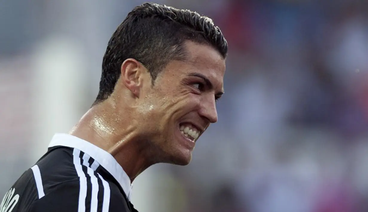 Ekspresi Wajah Gelandang Real Madrid,  Cristiano Ronaldo usai mencetak gol ke gawang Sevilla saat Laga Liga Spanyol di Estadio Ramon Sanchez Pizjuan, (2/5/2015). Real Madrid menang 3-2 atas Sevilla. (AFP PHOTO/ Jorge Guerrero) 