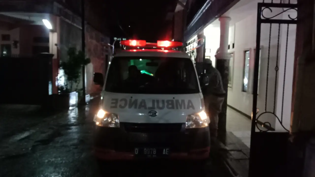 Ambulans membawa jenazah