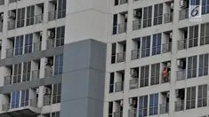 Seorang penghuni apartemen terlihat berdiri di balkon kamarnya di Jakarta, Selasa (16/4). Data Colliers International mencatat pada kuartal I-2019 tambahan pasokan apartemen sebanyak 1.847 unit. Sehingga total apartemen di Jakarta saat ini sebanyak 203.664 unit. (merdeka.com/Iqbal S. Nugroho)