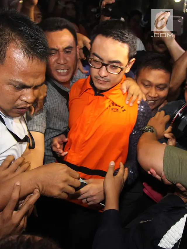 Resmi Ditahan KPK, Zumi Zola Kenakan Rompi Oranye