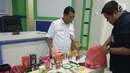 Petugas memeriksa kosmetik dan obat-obatan ilegal di Gorontalo, Senin (17/12). Barang-barang tersebut mengandung bahan berbahaya, selain itu sebagian juga tidak memiliki izin edar. (Liputan6.com/Arfandi Ibrahim)