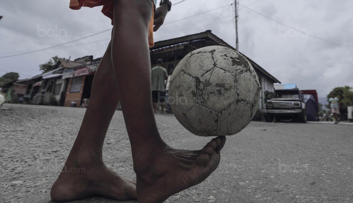 Meski tidak ditunjang fasilitas sepak bola yang memadai, Tulehu mampu menelurkan bakat-bakat handal. Hanya berbekal bola yang sudah jelek para anak Tulehu belajar bermain sepak bola. (Bola.com/Peksi Cahyo)