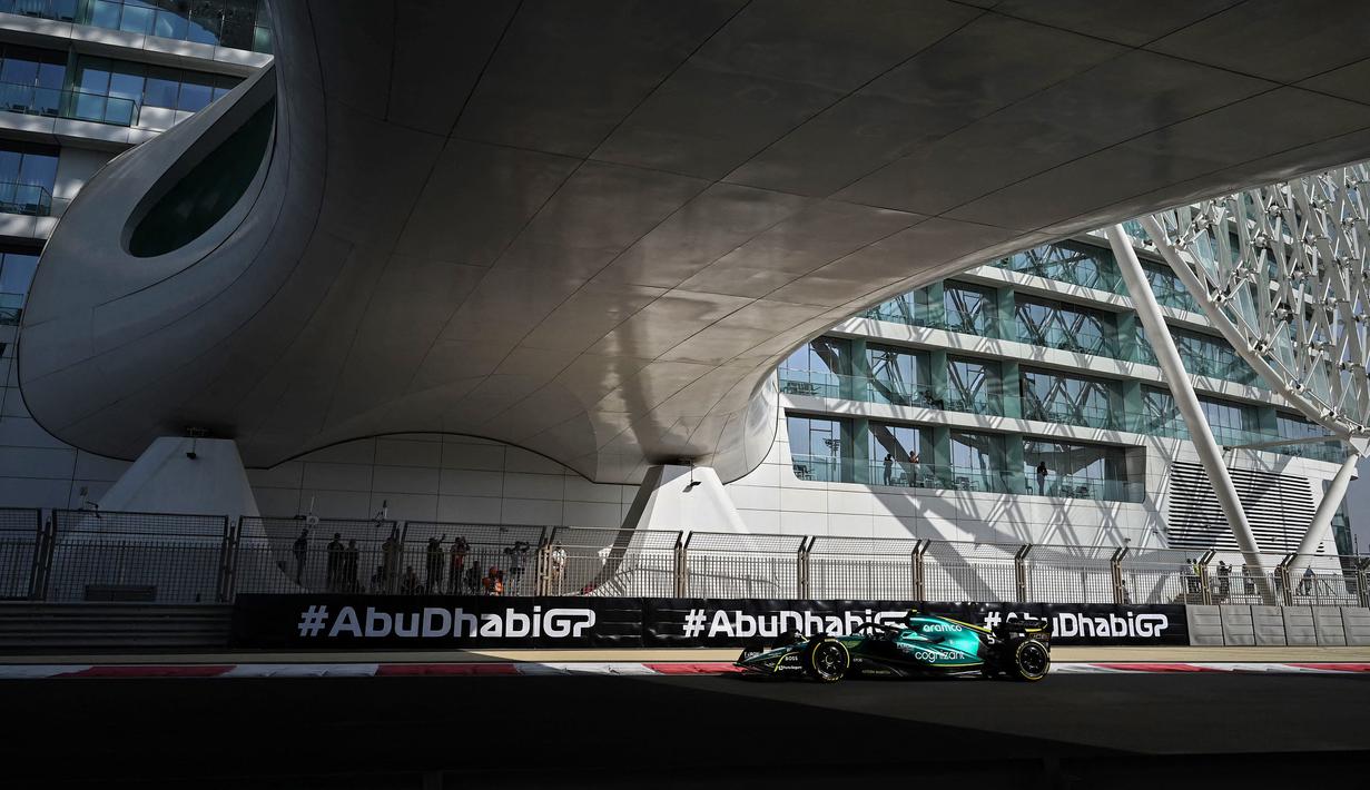 Vettel memulai balapan dari P9. Ia beberapa kali terlibat pertarungan dengan pebalap Alpine, Esteban Ocon untuk memperebutkan posisi kedelapan di awal perlombaan. (AFP/Ben Stansall)
