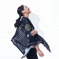 Bosan dengan gaya yang itu-itu saja? coba sesekali tampil berbeda dengan paduan scarf yang bisa disesuaikan dengan kepribadan Anda. (Foto: Hariono Halim Photography)