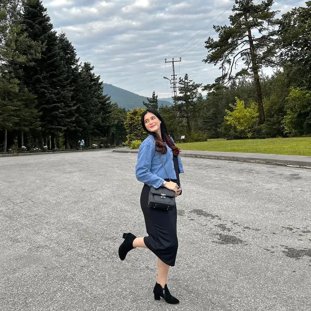 Perut Makin Buncit, Ini 6 Potret Terbaru Yasmine Ow yang Kian Memesona