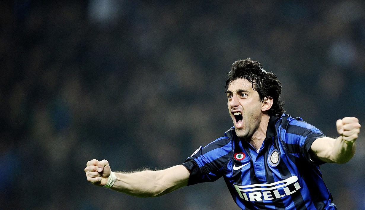 Diego Milito direkrut Inter Milan pada tahun 2009 dengan harga 28 juta euro. Bomber Argentina tersebut berhasil meraih treble winners di bawah asuhan Jose Mourinho. (Photo by FILIPPO MONTEFORTE / AFP)