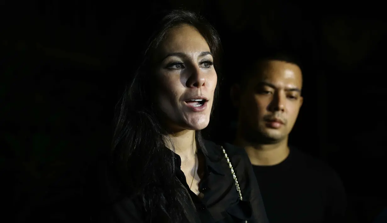 "you will be deeply missed you will always be in our hearts terima kasih atas perjuanganmu terima kasih atas pelajaran2 yg kau berikan kpd kami .. sekarang kau bs beristirahat our dearest @juliaperrezz," lanjutnya. (Nurwahyunan/Bintang.com)