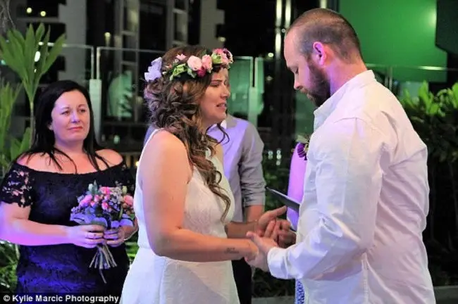 Kondisi sang anak yang kritis membuat pasangan ini menikah di rumah sakit. (Sumber Foto: Dailymail)