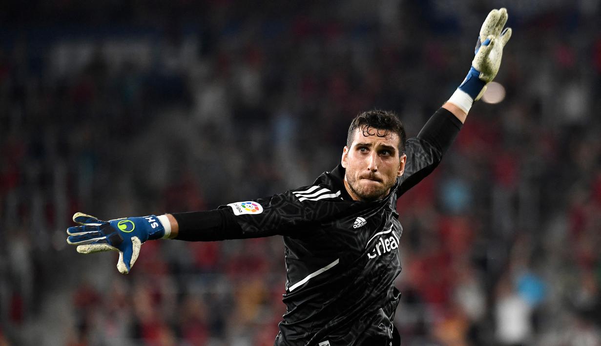 Sergio Herrera. Kiper kelahiran Miranda de Ebro berusia 29 tahun yang sejak awal musim 2017/2018 memperkuat Osasuna usai didatangkan dari SD Huesca dengan nilai transfer 300 ribu euro ini belum sekalipun membela Timnas Spanyol, bahkan untuk level kelompok umur sekalipun. Bersama Osasuna ia telah tampil dalam 135 laga di semua ajang dengan torehan 50 kali clean sheet dan kebobolan 151 gol. Musim 2022/2023 ini ia telah tampil di dua laga awal Liga Spanyol dan bermain penuh selama 90 menit. (AFP/Ander Gillenea)