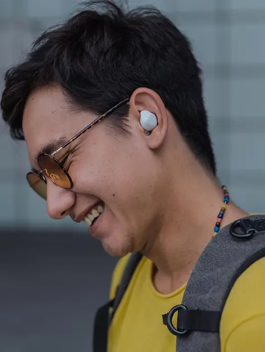 Selain itu yang menjadi daya tarik dari Adipati Dolken ialah gayanya saat memakai kacamata. Dipadu dengan gaya pakaian yang stylish dan rambut yang keren ditambah dengan paduan kacamata membuat Adipati Dolken menjadi dambaan para kamu hawa. (Liputan6.com/IG/adipatidolk)