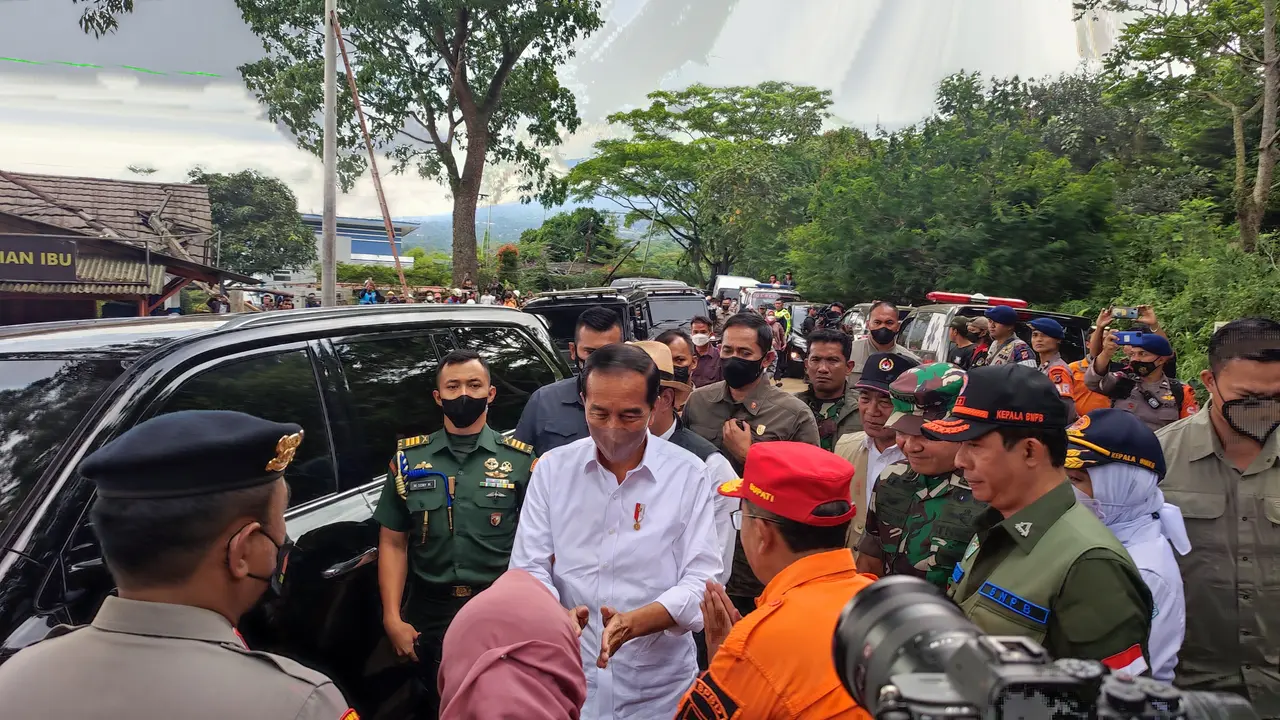 Presiden Jokowi tiba disalah satu lokasi pengungsian warga korban terdampak gempa Cianjur. (Liputan6.com/Achmad Sudarno)