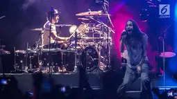 Ekspresi vokalis Incubus, Brandon Boyd saat bernyanyi dalam konser di Jakarta, Rabu (7/2). Incubus membawakan lagu-lagu andalan mereka dari delapan album yang sudah diluncurkan. (Liputan6.com/Faizal Fanani)