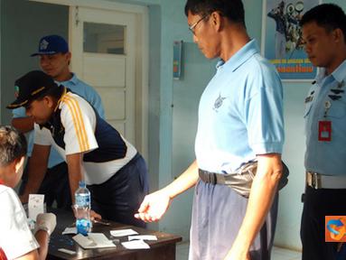 Citizen6, Subang: Pemeriksaan HIV/AIDS yang digelar (13/06) hingga (20/6) ini merupakan program Kesehatan Koopsau I untuk semua personel Lanud Suryadarma. (Pengirim: Dodo)

