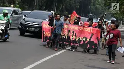 Sejumlah pemuda Papua berjalan kaki menuju kawasan depan Istana Negara, Jakarta, Kamis (2/8). Aksi ini untuk memperingati 49 tahun penentuan pendapat rakyat (Pepera) 1969. (Liputan6.com/Helmi Fithriansyah)