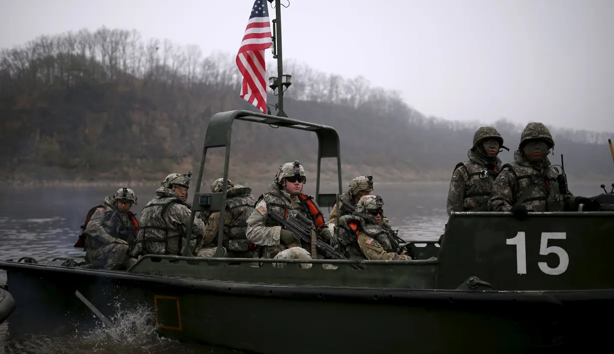 Tentara AS berada di atas kapal saat mengambil bagian dalam latihan gabungan tentara AS-Korsel di persimpangan sungai dekat zona demiliterisasi yang memisahkan antara Korsel dan Korut di Incheon (8/4). (REUTERS/Kim Hong-Ji)