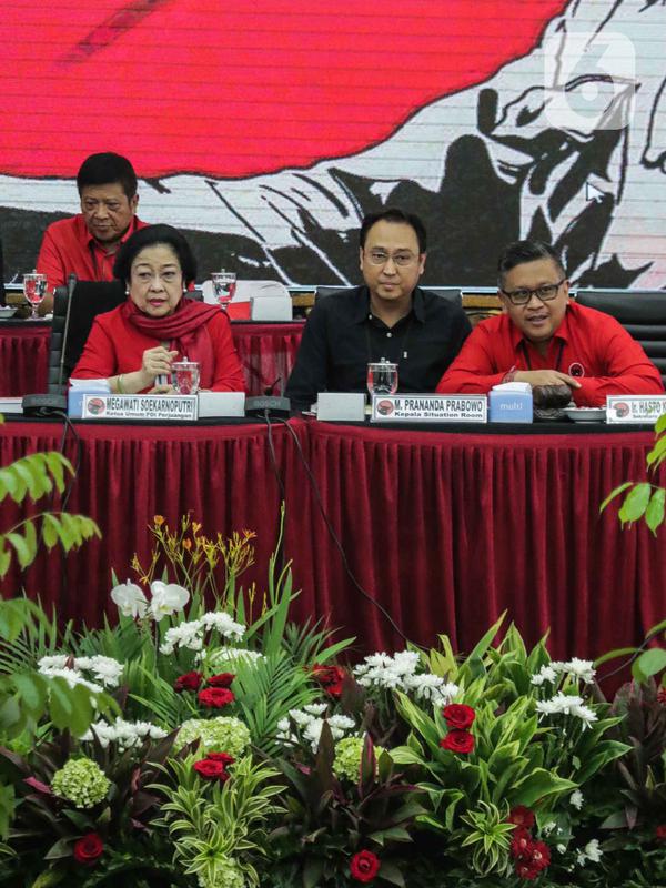 Ketua Umum PDIP Megawati Soekarnoputri (kiri) dan Sekjen PDIP Hasto Kristiyanto (kanan) saat menghadiri  pengumuman nama calon kepala daerah dan calon wakil kepala daerah di DPP PDIP, Jakarta, Rabu (19/2/2020). PDIP mengumumkan 48 nama calon untuk maju Pilkada 2020. (Liputan6.com/Faizal Fanani)