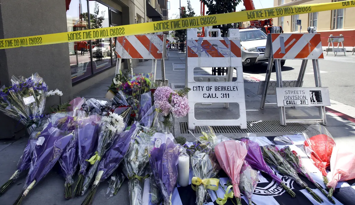 Sejumlah bunga diletakkan di dekat trotoar, untuk mengenang para korban yang terluka dan tewas terjatuh dari balkon di lantai 4 sebuah apartemen, di California, AS, 16 Juni 2015. (REUTERS/Elia Nouvelage)