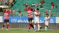 Pertandingan antara Madura United kontra Malut United di laga pekan pertama BRI Liga 1 2024/2025 di Gelora Bangkalan, Madura, Sabtu (10/8/2024). (Bola.com/Wahyu Pratama)
