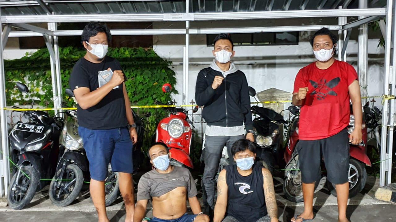 Dua Tersangka Spesialis Curanmor Di Tangkap Di Pelabuhan Merak. (Senin, 08/03/2021). (Dokumentasi Polres Cilegon).
