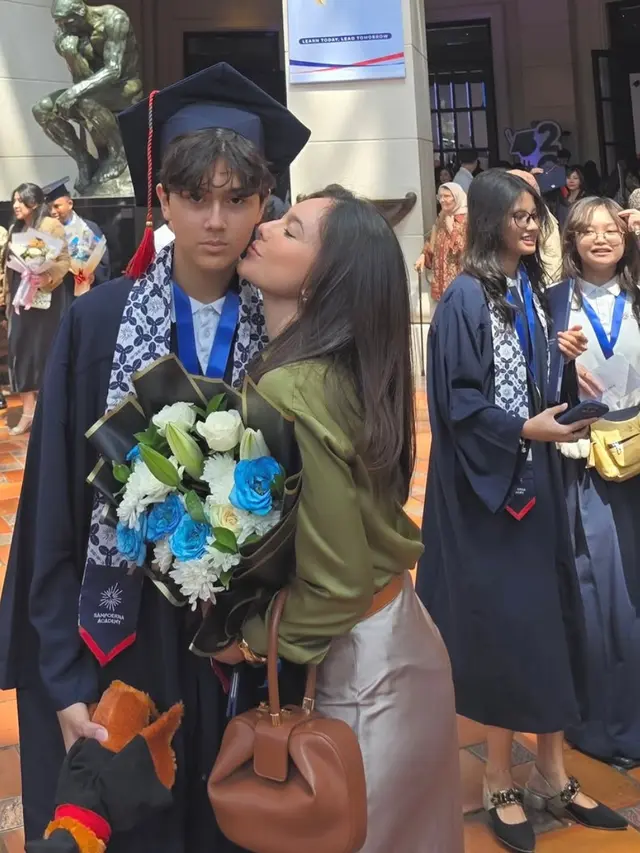 Wulan Guritno Hadir di Wisuda Putranya. [@wulanguritno]