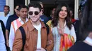 Aktris India Priyanka Chopra (kanan) dan musisi AS Nick Jonas (kiri) tiba di Jodhpur, Rajasthan, India, Kamis (29/11). Chopra dan Nick akan melangsungkan pernikahan di Jodhpur. (Sunil VERMA/AFP)