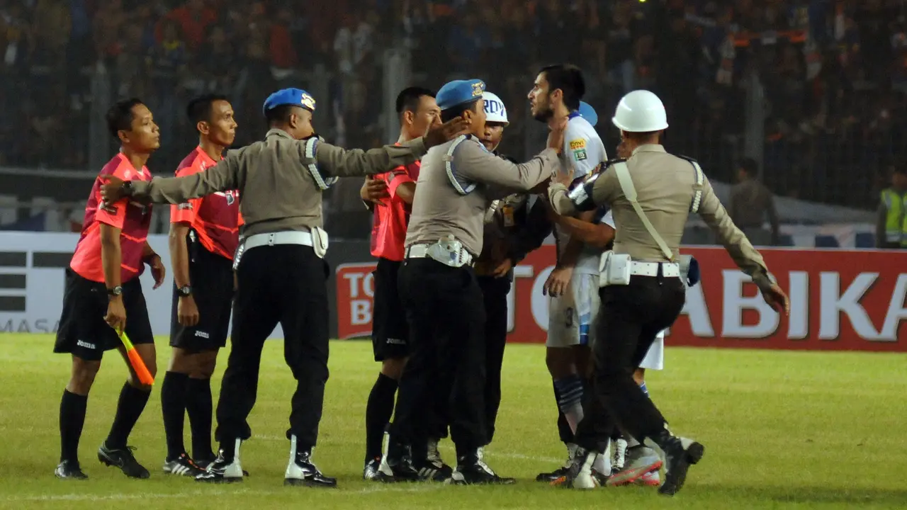 Aksi suporter Persib