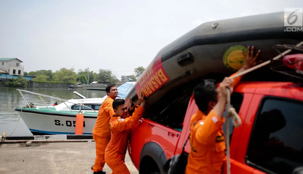 Petugas Basarnas mempersiapkan peralatan untuk melakukan evakuasi di Dermaga BTKP, Jakarta, Senin (29/10). Basarnas menurunkan tim evakuasi ke lokasi jatuhnya pesawat Lion Air dengan rute penerbangan Jakarta-Pangkal Pinang. (Liputan6.com/Faizal Fanani)