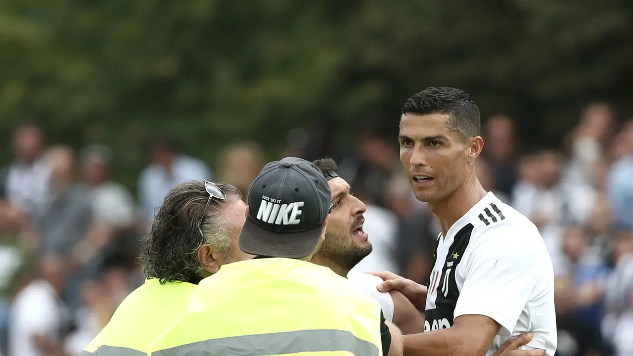 Momen Ronaldo Diajak Selfie Suporter Juventus di Lapangan