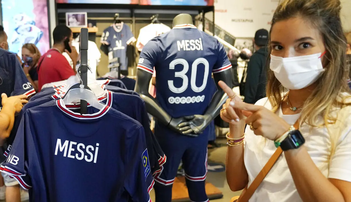 Jersey dengan nomor 30 serupa ketika Messi menjalani musim awal bersama Barcelona. Messi memilih nomor tersebut karena nomor 10 yang identik dengan dirinya sudah menjadi milik Neymar. (Foto: AP/Francois Mori)