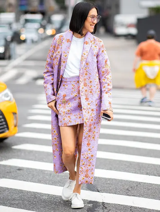 Kombinasi antara trench coat dan mini skirt juga bisa memberi tampilan yang sempurna, sekaligus menutupi kaki untuk kamu yang tidak terlalu percaya diri. Foto: Purewow.