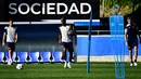 Penyerang Real Sociedad #11 Mohamed-Ali Cho (tengah) menghadiri sesi latihan menjelang  matchday 2 Grup D Liga Champions 2023/2024, di pusat pelatihan Zubieta di San Sebastian, 2 Oktober 2023. (ANDER GILLENEA / AFP)