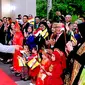 Jokowi disambut oleh masyarakat, penampilan tari merak, hingga anak-anak yang bernyanyi di Brunei Darussalam. (Foto: Rusman - Biro Pers Sekretariat Presiden)