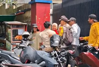 Ketika Pengguna Jalan Melawan Debt Collector Tarik Paksa Kendaraan Milik Seorang Ibu di Depok