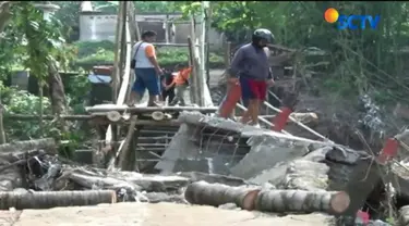 Selain merusak sejumlah infrastruktur, banjir setinggi hampir 10 meter ini juga menyebabkan tebing setinggi 15 meter longsor tergerus air.