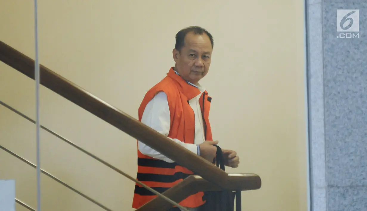 Mantan Kepala BPPN Syafruddin Arsyad Temenggung menaiki tangga menuju ruang periksa di Gedung KPK Jakarta, Rabu (27/12/2017). Ia diperiksa terkait dugaan korupsi pemberian SKL pemegang saham pengendali BDNI tahun 2004. (Liputan6.com/Helmi Fithriansyah)