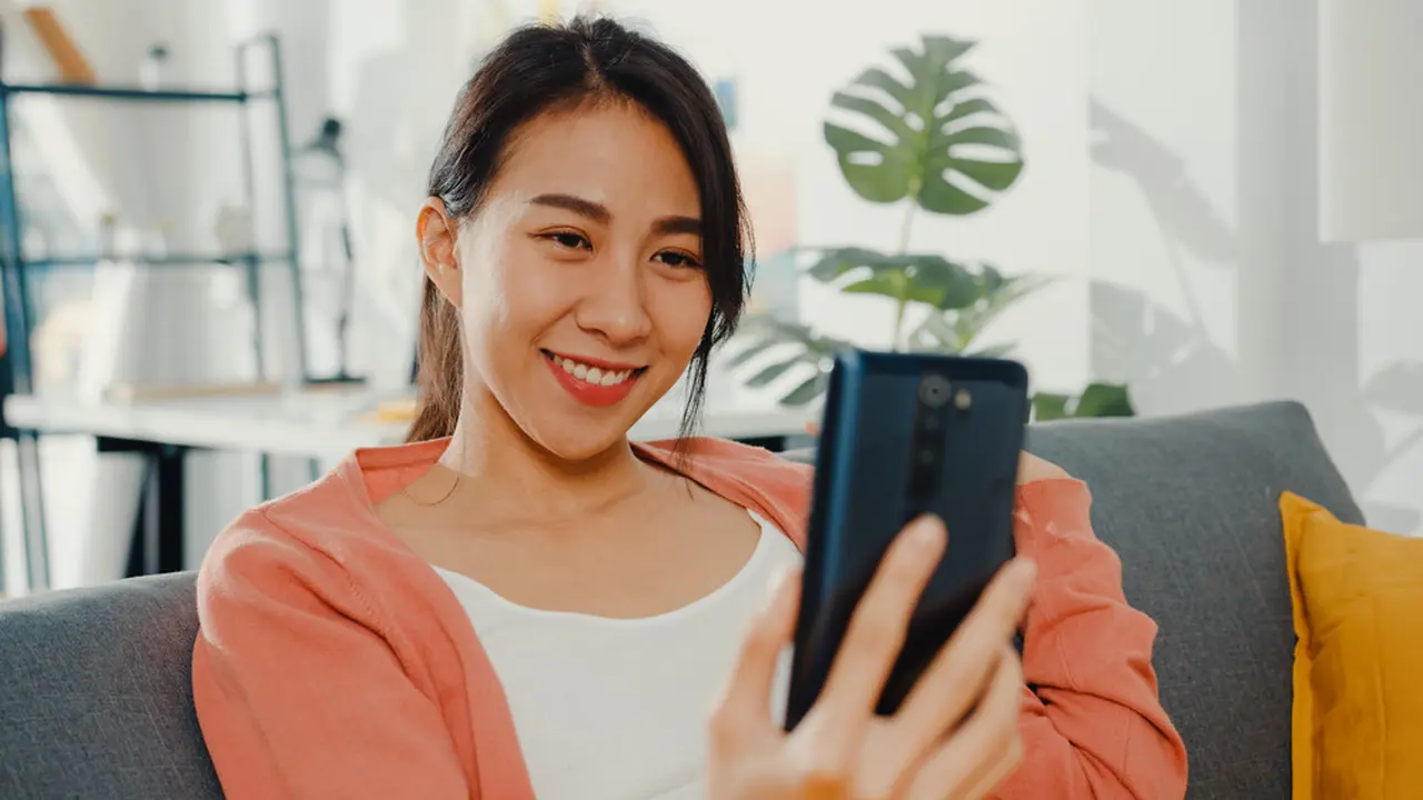 perempuan ponsel ldr