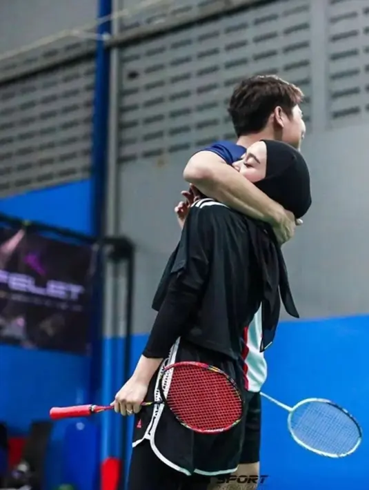 Pelukan hangat Rizky Billar ke Lesti Kejora sembari tersenyum ini curi perhatian. Ini menjadi bukti bahwa keduanya saling melengkapi. Momen badminton Billar dan Lesti pun menuai banyak atensi dari publik. (Liputan6.com/IG/tobabaybc)