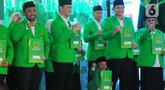 Bakal calon anggota legislatif (Bacaleg) dari PPP, Usnan Batubara atau Ucok Baba dan Gilang Dirgahari (Gilang Dirga) menerima berkas dan surat tugas  di Kantor DPP PPP, Jakarta, Rabu (7/6/2021). (merdeka.com/Imam Buhori)