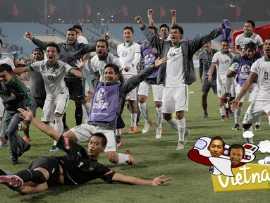 Para pemain Timnas Indonesia merayakan keberhasilan menyingkirkan Vietnam dari semifinal Piala AFF 2016 di Stadion My Dinh, Hanoi, Kamis (7/12/2016). Indonesia menang agregat 4-3 atas Vietnam. (Bola.com/Peksi Cahyo)