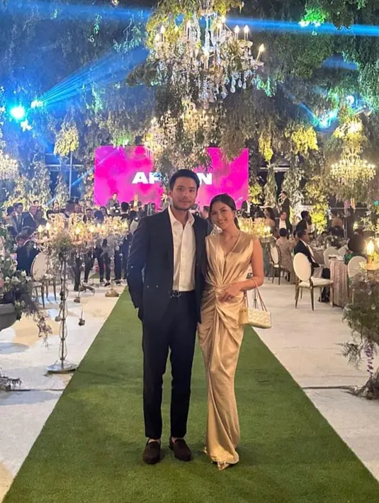 Hadiri malam resepsi Pamela Bowie bersama suami, Jessica Mila tampak menawan dengan gaun satin nuansa keemasan. [@jscmila]