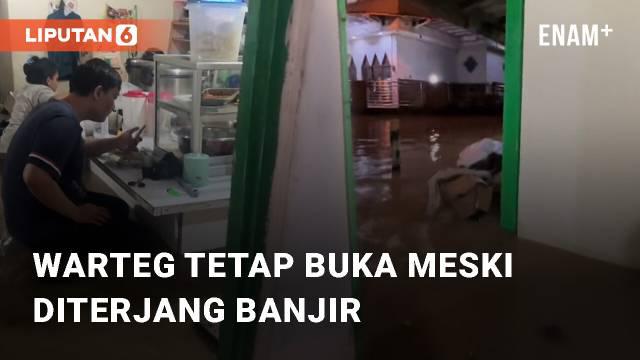 Sebuah warteg di Sukabirus, Bandung, tetap buka di tengah banjir yang merendam . Ketinggian air banjir mencapai selutut orang dewasa atau sekitar 60 sentimeter