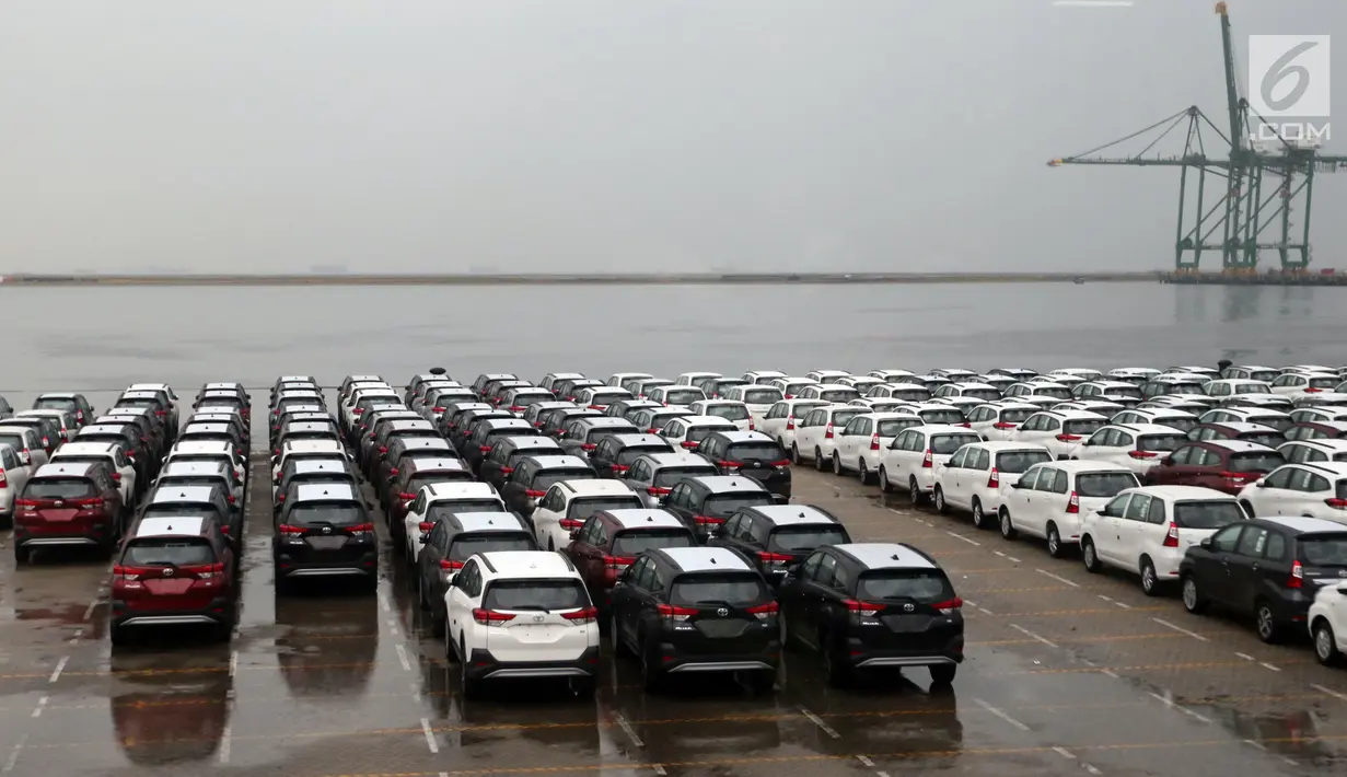 Mobil siap ekspor terparkir di PT Indonesia Kendaraan Terminal, Jakarta, Rabu (27/3). Pemerintah berencana memacu ekspor industri otomotif dengan harmonisasi skema PPnBM, yaitu tidak lagi dihitung dari kapasitas mesin, tapi pada emisi yang dikeluarkan kendaraan bermotor.  (Liputan6.com/Johan Tallo)