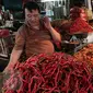 Pedagang saat berjualan di pasar, Jakarta, Senin (20/2). Kementan tidak akan mengambil langkah untuk mengimpor cabe dan bawang. Walau pun saat ini, harga cabe dan bawang mengalami keniakan. (Liputan6.com/Angga Yunair)