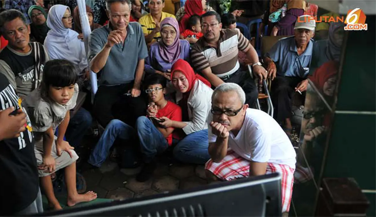 Keluarga Ganjar Pranowo telihat begitu tegang menyaksikan detik-detik penghitungan suara yang dilakukan melaui penghitungan cepat