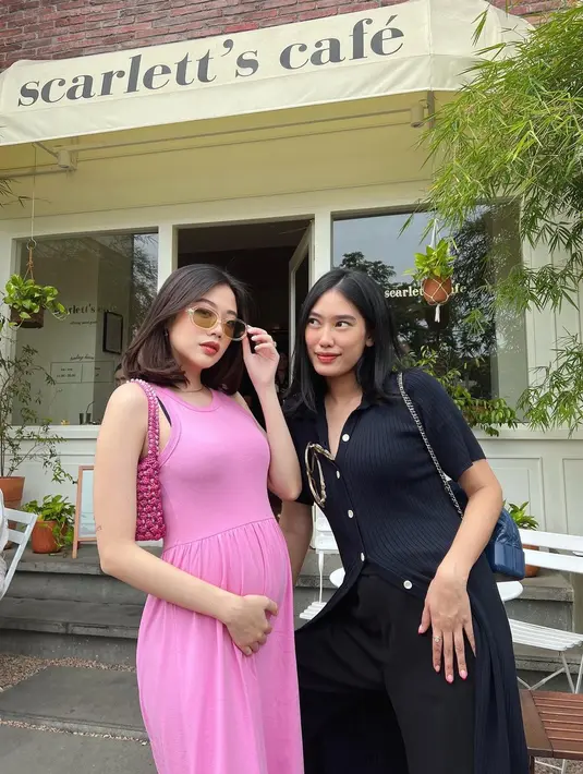 Alika Islamadina memilih tampilan serba hitam, dan Danita Vinarosa menggunakan warna pink. (IG: @danitasigarlaki)