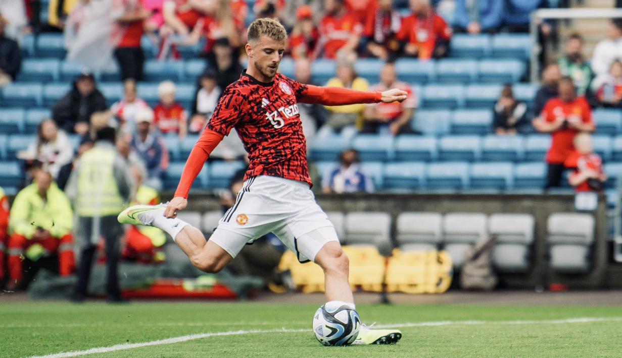 Pemain baru Manchester United, Mason Mount melakukan pemanasan sebelum laga pramusim melawan Leeds United di Ullevaal Stadium, Oslo, Rabu (12/7/2023). (Twitter/@ManUtd)