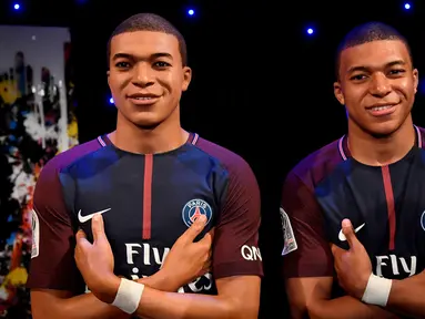 Striker PSG, Kylian Mbappe, berpose dengan patung lilinnya di Museum Grevin, Paris, Kamis (17/5/2018). Patung ini merupakan apresiasi karena keberhasilannya meraih gelar pemain muda terbaik dan trofi Liga Prancis. (AFP/Christophe Simon)